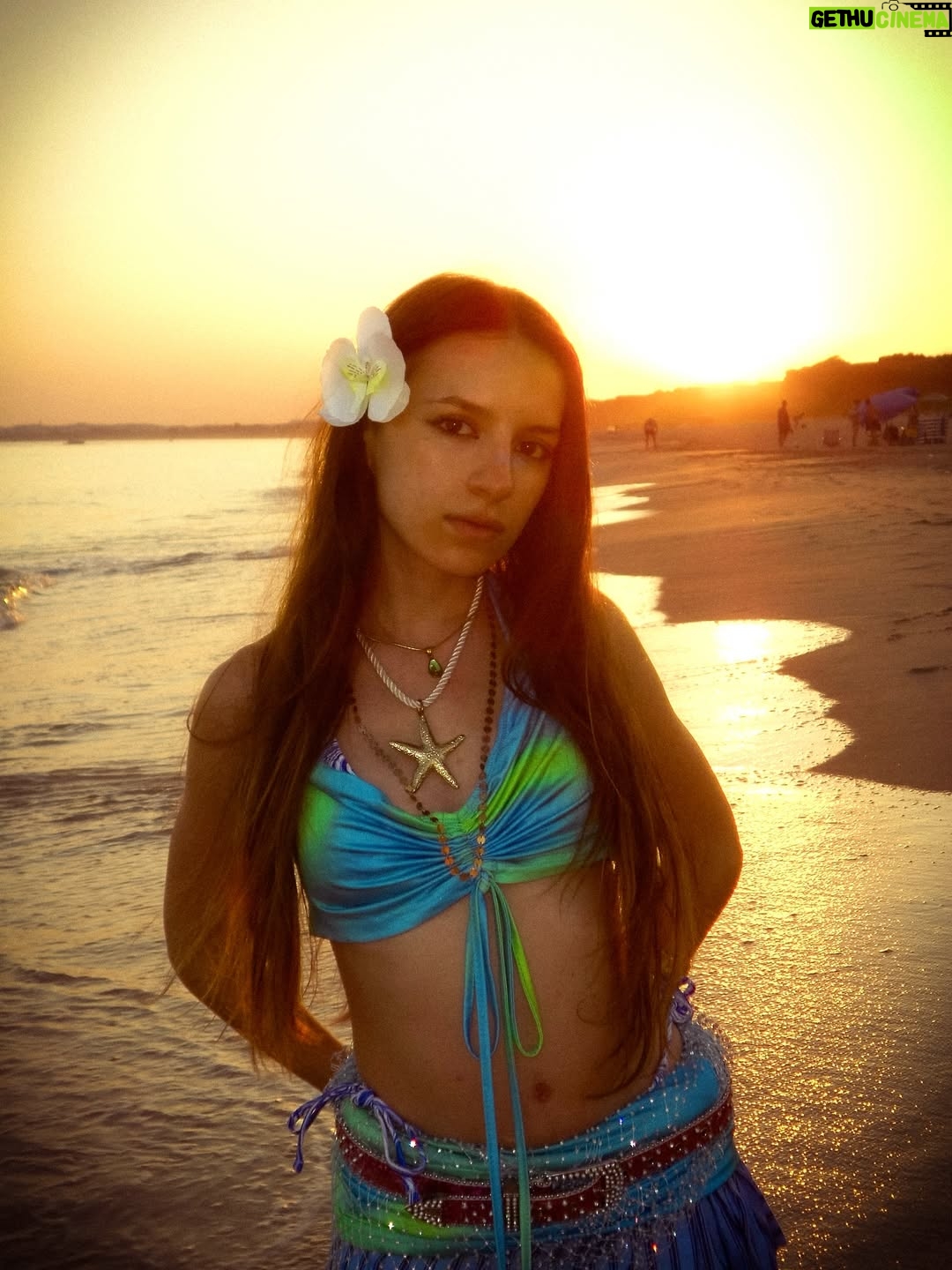 Lévanah Solomon - 17.9K Likes - Bon. Je crois que j’ai jamais fait d’aussi belles photos. Je suis émue carrément.
Tu préfères laquelle ? 🥰

@delowa_ vraiment merci ma vision a pris vie grâce à toi, hâte de voir tes photos !! 💗

#sunset #girl #ootd #outfit #summer #sea #gold #colors #blue #islandgirl #mermaid #aesthetic