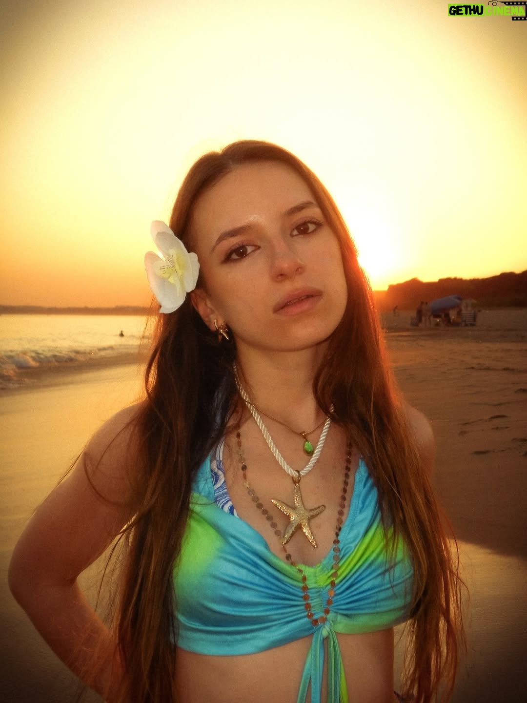 Lévanah Solomon - 17.9K Likes - Bon. Je crois que j’ai jamais fait d’aussi belles photos. Je suis émue carrément.
Tu préfères laquelle ? 🥰

@delowa_ vraiment merci ma vision a pris vie grâce à toi, hâte de voir tes photos !! 💗

#sunset #girl #ootd #outfit #summer #sea #gold #colors #blue #islandgirl #mermaid #aesthetic