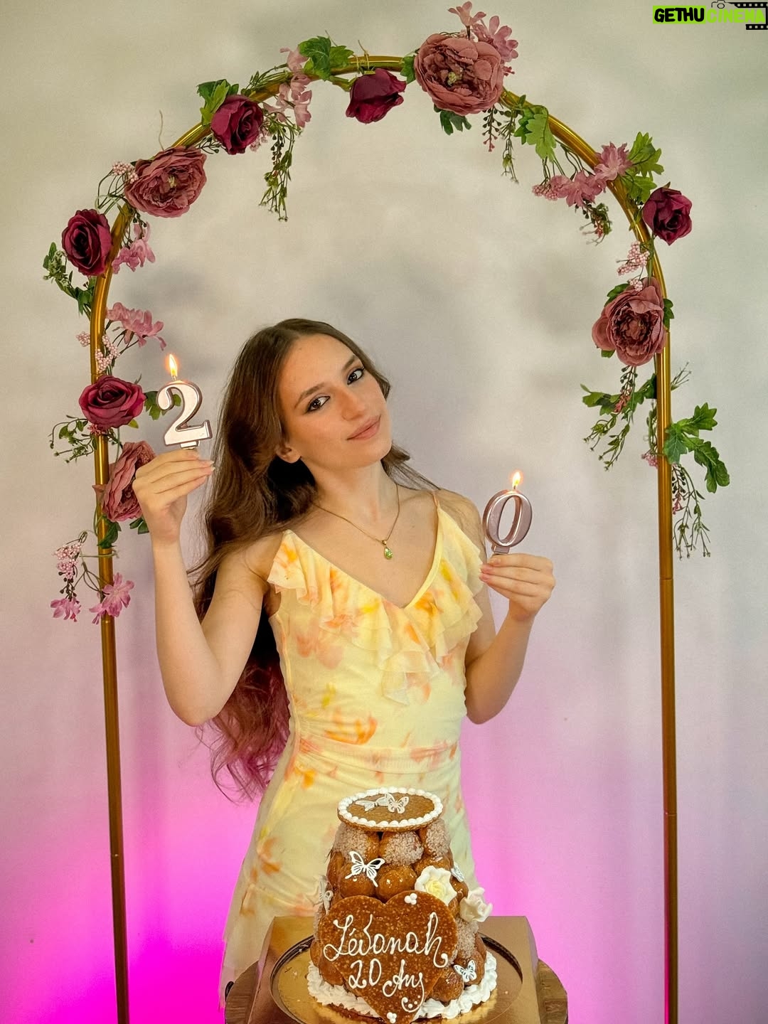 Lévanah Solomon - 7.8K Likes - Quoi j’ai 20 ans ?? Et puis quoi encore, dans un an j’en aurais 21 ? 🤣 wait 😳

🎂@laromainville *produit offert
