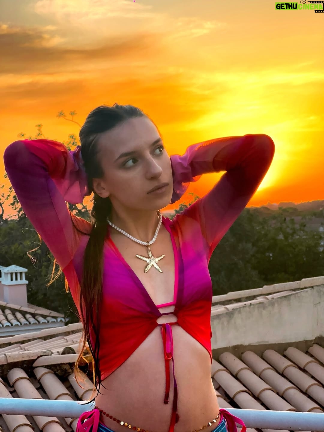 Lévanah Solomon - 9.6K Likes - J’ai ramené mes meilleurs tenues au Portugal, une avalanche de posts arrive là 🤭

📸 : @delowa_