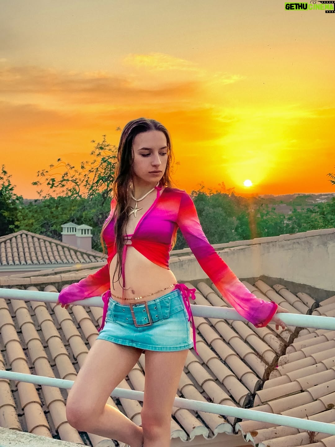 Lévanah Solomon - 9.6K Likes - J’ai ramené mes meilleurs tenues au Portugal, une avalanche de posts arrive là 🤭

📸 : @delowa_