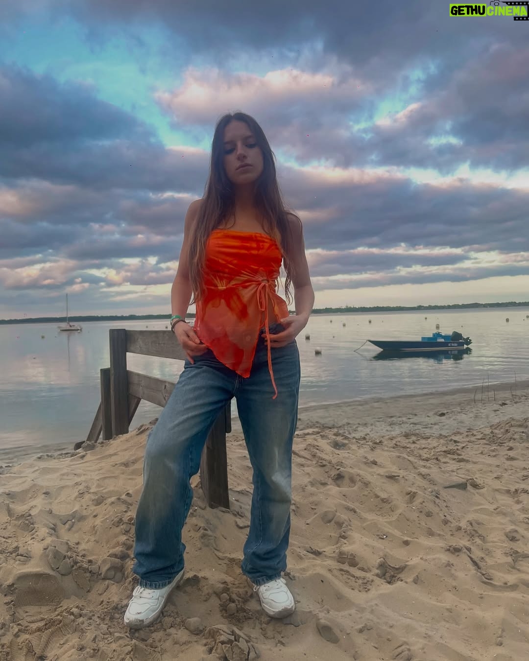 Lévanah Solomon - 5.9K Likes - 🎁 SUPER CONCOURS avec @myvvf ✨Publicité
Nous avons eu le plaisir de passer un séjour sur la Presqu’île du Bonheur, comme aime l’appeler David, le directeur du @vvf_legecapferret. 🏝️

Un grand merci à toute la team pour l’accueil tellement chaleureux. ✨

Le dépaysement a été total et quels paysages nous avons découverts ! La région est vraiment magnifique.✨

D’ailleurs, nous venons de sortir une vidéo super fun de notre séjour sur notre chaîne YouTube. Tu l’as vue ? ✨

Comme promis, nous sommes heureux de partager avec toi un super concours.💛

🎁Tente de remporter un super séjour de 3 jours et 2 nuits en location pour 4-5 personnes (hors prestations restauration et annexes) dans le village de ton choix parmi les destinations VVF (hors sites partenaires et hôtels). 

*Offre Valable 12 mois à partir de l’émission du bon, en fonction des disponibilités au moment de la réservation.

✨Pour participer, c’est très simple :
➡️ Like et enregistre ce post ! 👍
➡️ Suis les comptes @myvvf, @karinesolomon et @levanah_off 
➡️ Taggue des ami.e.s en commentaire qui aimerait profiter de ce super séjour🏝️et dis-nous qui a remporté l’épreuve du basket 🏀 dans notre dernière vidéo YouTube ?
➡️ Participe autant que tu veux dans les commentaires et partage en story en nous mentionnant pour plus de chances de gagner.🍀

🎲 À toi de jouer !🤞🏻

✨Le gagnant sera désigné dans une semaine. 🙌

⛱️ Pour tes futures vacances, avec le code SOL10 profite de 10% de réduction cumulable (hors avantages), pour tous séjours à partir de 2 nuits, toutes les destinations (sauf camping et partenaires), jusqu’au 15 juin 2025 (pour un séjour jusqu’au 2 novembre 2025) sur https://www.vvf.fr/

#concours #travel #family #vvf #CapFerret #ConcoursInstagram #JeuConcours #Vacances2025 #Voyage #TravelGram #SummerVibes #ExploreFrance #OceanLife #BonPlanVoyage #CôteAtlantique #SunsetLovers #PhotoContest #InstaTravel #karinesolomon