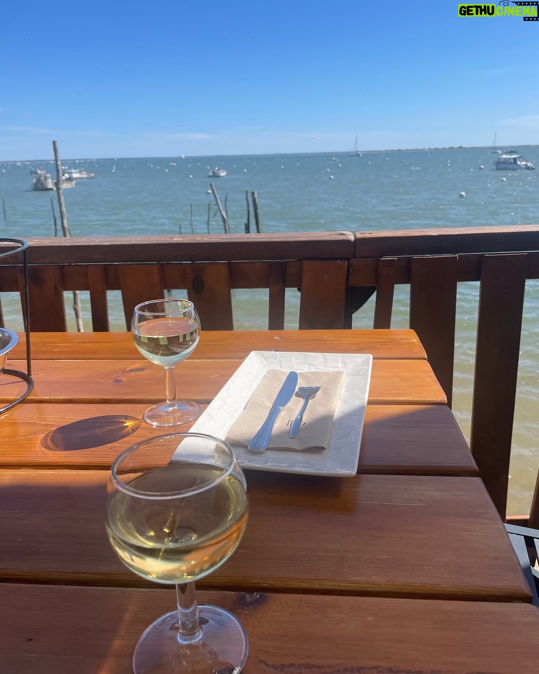 Lévanah Solomon - 5.9K Likes - 🎁 SUPER CONCOURS avec @myvvf ✨Publicité
Nous avons eu le plaisir de passer un séjour sur la Presqu’île du Bonheur, comme aime l’appeler David, le directeur du @vvf_legecapferret. 🏝️

Un grand merci à toute la team pour l’accueil tellement chaleureux. ✨

Le dépaysement a été total et quels paysages nous avons découverts ! La région est vraiment magnifique.✨

D’ailleurs, nous venons de sortir une vidéo super fun de notre séjour sur notre chaîne YouTube. Tu l’as vue ? ✨

Comme promis, nous sommes heureux de partager avec toi un super concours.💛

🎁Tente de remporter un super séjour de 3 jours et 2 nuits en location pour 4-5 personnes (hors prestations restauration et annexes) dans le village de ton choix parmi les destinations VVF (hors sites partenaires et hôtels). 

*Offre Valable 12 mois à partir de l’émission du bon, en fonction des disponibilités au moment de la réservation.

✨Pour participer, c’est très simple :
➡️ Like et enregistre ce post ! 👍
➡️ Suis les comptes @myvvf, @karinesolomon et @levanah_off 
➡️ Taggue des ami.e.s en commentaire qui aimerait profiter de ce super séjour🏝️et dis-nous qui a remporté l’épreuve du basket 🏀 dans notre dernière vidéo YouTube ?
➡️ Participe autant que tu veux dans les commentaires et partage en story en nous mentionnant pour plus de chances de gagner.🍀

🎲 À toi de jouer !🤞🏻

✨Le gagnant sera désigné dans une semaine. 🙌

⛱️ Pour tes futures vacances, avec le code SOL10 profite de 10% de réduction cumulable (hors avantages), pour tous séjours à partir de 2 nuits, toutes les destinations (sauf camping et partenaires), jusqu’au 15 juin 2025 (pour un séjour jusqu’au 2 novembre 2025) sur https://www.vvf.fr/

#concours #travel #family #vvf #CapFerret #ConcoursInstagram #JeuConcours #Vacances2025 #Voyage #TravelGram #SummerVibes #ExploreFrance #OceanLife #BonPlanVoyage #CôteAtlantique #SunsetLovers #PhotoContest #InstaTravel #karinesolomon