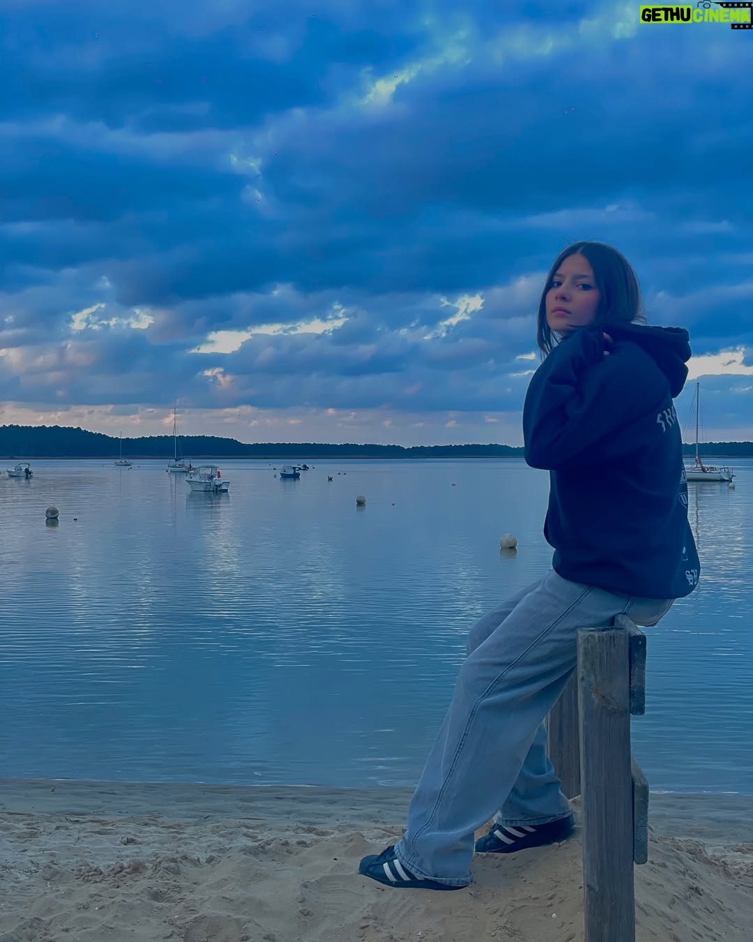 Lévanah Solomon - 5.9K Likes - 🎁 SUPER CONCOURS avec @myvvf ✨Publicité
Nous avons eu le plaisir de passer un séjour sur la Presqu’île du Bonheur, comme aime l’appeler David, le directeur du @vvf_legecapferret. 🏝️

Un grand merci à toute la team pour l’accueil tellement chaleureux. ✨

Le dépaysement a été total et quels paysages nous avons découverts ! La région est vraiment magnifique.✨

D’ailleurs, nous venons de sortir une vidéo super fun de notre séjour sur notre chaîne YouTube. Tu l’as vue ? ✨

Comme promis, nous sommes heureux de partager avec toi un super concours.💛

🎁Tente de remporter un super séjour de 3 jours et 2 nuits en location pour 4-5 personnes (hors prestations restauration et annexes) dans le village de ton choix parmi les destinations VVF (hors sites partenaires et hôtels). 

*Offre Valable 12 mois à partir de l’émission du bon, en fonction des disponibilités au moment de la réservation.

✨Pour participer, c’est très simple :
➡️ Like et enregistre ce post ! 👍
➡️ Suis les comptes @myvvf, @karinesolomon et @levanah_off 
➡️ Taggue des ami.e.s en commentaire qui aimerait profiter de ce super séjour🏝️et dis-nous qui a remporté l’épreuve du basket 🏀 dans notre dernière vidéo YouTube ?
➡️ Participe autant que tu veux dans les commentaires et partage en story en nous mentionnant pour plus de chances de gagner.🍀

🎲 À toi de jouer !🤞🏻

✨Le gagnant sera désigné dans une semaine. 🙌

⛱️ Pour tes futures vacances, avec le code SOL10 profite de 10% de réduction cumulable (hors avantages), pour tous séjours à partir de 2 nuits, toutes les destinations (sauf camping et partenaires), jusqu’au 15 juin 2025 (pour un séjour jusqu’au 2 novembre 2025) sur https://www.vvf.fr/

#concours #travel #family #vvf #CapFerret #ConcoursInstagram #JeuConcours #Vacances2025 #Voyage #TravelGram #SummerVibes #ExploreFrance #OceanLife #BonPlanVoyage #CôteAtlantique #SunsetLovers #PhotoContest #InstaTravel #karinesolomon