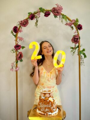 Lévanah Solomon Instagram - Quoi j’ai 20 ans ?? Et puis quoi encore, dans un an j’en aurais 21 ? 🤣 wait 😳

🎂@laromainville *produit offert