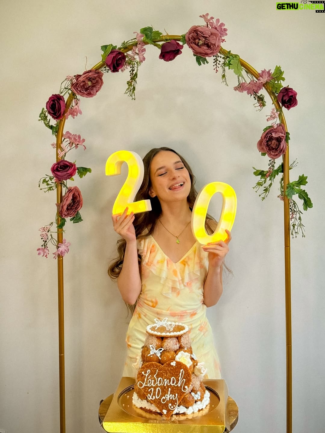 Lévanah Solomon - 7.8K Likes - Quoi j’ai 20 ans ?? Et puis quoi encore, dans un an j’en aurais 21 ? 🤣 wait 😳

🎂@laromainville *produit offert