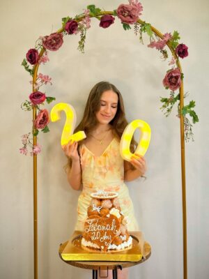 Lévanah Solomon Instagram - Quoi j’ai 20 ans ?? Et puis quoi encore, dans un an j’en aurais 21 ? 🤣 wait 😳

🎂@laromainville *produit offert