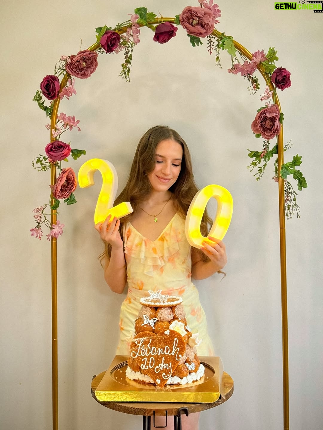 Lévanah Solomon - 7.8K Likes - Quoi j’ai 20 ans ?? Et puis quoi encore, dans un an j’en aurais 21 ? 🤣 wait 😳

🎂@laromainville *produit offert
