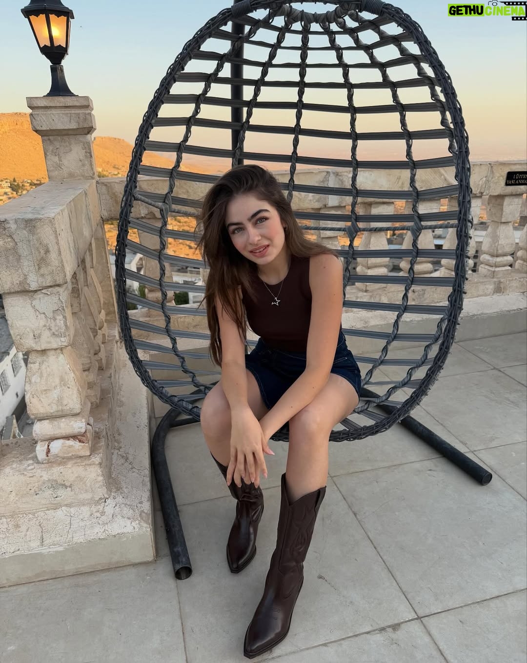 Leya Kırşan - 245.7K Likes - 