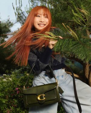 Lilas Ikuta Instagram - この度、COACHのグローバルアンバサダーを務めさせていただくことになりました。

COACHの掲げる“Courage to Be Real（リアルに生きる勇気）”の想いを胸に、音楽活動や撮影などを通して自分らしく表現していけたらと思います💭

キャンペーンビジュアルも解禁しました！
撮影でのテーマは“幼少期のような自由で自分らしい姿”。実際に木登りをしたり、歌ったり踊ったりしながら、撮影チームの皆さんと楽しく表現させていただきました。
ぜひキャンペーンムービーもチェックしてみてください☑︎

Photographer: @elaine_constantine 
Stylist: @olivierizzo 
Creative Agency: @ape__cc 
Creative Strategy: @mandailoop 
Stylist(Lilas): @keita_kyungtae
Hair(Lilas) : @ohji_xox 
Make-up(Lilas): @tamayoyamamoto 

#CourageToBeReal​
#CoachPartner​
#CoachJapan​
#CoachNY​
#コーチバッグ​