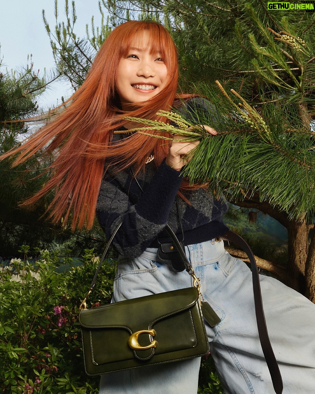 Lilas Ikuta - 111.2K Likes - この度、COACHのグローバルアンバサダーを務めさせていただくことになりました。

COACHの掲げる“Courage to Be Real（リアルに生きる勇気）”の想いを胸に、音楽活動や撮影などを通して自分らしく表現していけたらと思います💭

キャンペーンビジュアルも解禁しました！
撮影でのテーマは“幼少期のような自由で自分らしい姿”。実際に木登りをしたり、歌ったり踊ったりしながら、撮影チームの皆さんと楽しく表現させていただきました。
ぜひキャンペーンムービーもチェックしてみてください☑︎

Photographer: @elaine_constantine 
Stylist: @olivierizzo 
Creative Agency: @ape__cc 
Creative Strategy: @mandailoop 
Stylist(Lilas): @keita_kyungtae
Hair(Lilas) : @ohji_xox 
Make-up(Lilas): @tamayoyamamoto 

#CourageToBeReal​
#CoachPartner​
#CoachJapan​
#CoachNY​
#コーチバッグ​