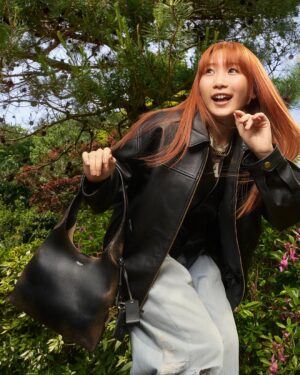 Lilas Ikuta Instagram - この度、COACHのグローバルアンバサダーを務めさせていただくことになりました。

COACHの掲げる“Courage to Be Real（リアルに生きる勇気）”の想いを胸に、音楽活動や撮影などを通して自分らしく表現していけたらと思います💭

キャンペーンビジュアルも解禁しました！
撮影でのテーマは“幼少期のような自由で自分らしい姿”。実際に木登りをしたり、歌ったり踊ったりしながら、撮影チームの皆さんと楽しく表現させていただきました。
ぜひキャンペーンムービーもチェックしてみてください☑︎

Photographer: @elaine_constantine 
Stylist: @olivierizzo 
Creative Agency: @ape__cc 
Creative Strategy: @mandailoop 
Stylist(Lilas): @keita_kyungtae
Hair(Lilas) : @ohji_xox 
Make-up(Lilas): @tamayoyamamoto 

#CourageToBeReal​
#CoachPartner​
#CoachJapan​
#CoachNY​
#コーチバッグ​