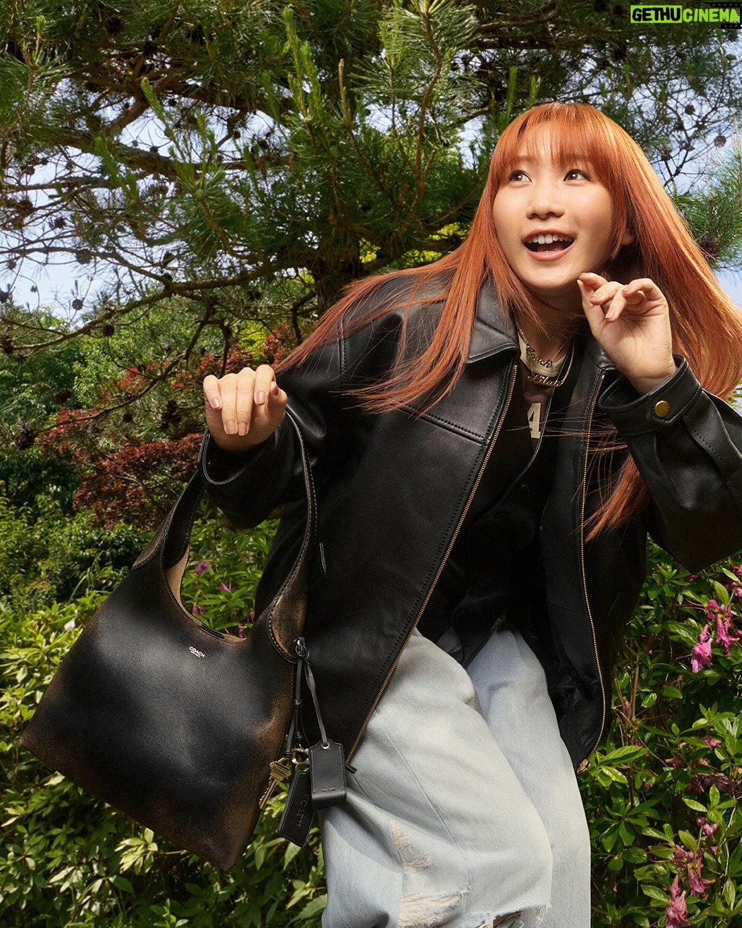 Lilas Ikuta - 111.2K Likes - この度、COACHのグローバルアンバサダーを務めさせていただくことになりました。

COACHの掲げる“Courage to Be Real（リアルに生きる勇気）”の想いを胸に、音楽活動や撮影などを通して自分らしく表現していけたらと思います💭

キャンペーンビジュアルも解禁しました！
撮影でのテーマは“幼少期のような自由で自分らしい姿”。実際に木登りをしたり、歌ったり踊ったりしながら、撮影チームの皆さんと楽しく表現させていただきました。
ぜひキャンペーンムービーもチェックしてみてください☑︎

Photographer: @elaine_constantine 
Stylist: @olivierizzo 
Creative Agency: @ape__cc 
Creative Strategy: @mandailoop 
Stylist(Lilas): @keita_kyungtae
Hair(Lilas) : @ohji_xox 
Make-up(Lilas): @tamayoyamamoto 

#CourageToBeReal​
#CoachPartner​
#CoachJapan​
#CoachNY​
#コーチバッグ​