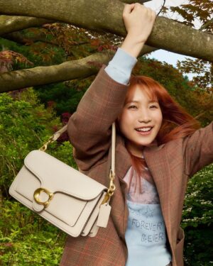 Lilas Ikuta Instagram - この度、COACHのグローバルアンバサダーを務めさせていただくことになりました。

COACHの掲げる“Courage to Be Real（リアルに生きる勇気）”の想いを胸に、音楽活動や撮影などを通して自分らしく表現していけたらと思います💭

キャンペーンビジュアルも解禁しました！
撮影でのテーマは“幼少期のような自由で自分らしい姿”。実際に木登りをしたり、歌ったり踊ったりしながら、撮影チームの皆さんと楽しく表現させていただきました。
ぜひキャンペーンムービーもチェックしてみてください☑︎

Photographer: @elaine_constantine 
Stylist: @olivierizzo 
Creative Agency: @ape__cc 
Creative Strategy: @mandailoop 
Stylist(Lilas): @keita_kyungtae
Hair(Lilas) : @ohji_xox 
Make-up(Lilas): @tamayoyamamoto 

#CourageToBeReal​
#CoachPartner​
#CoachJapan​
#CoachNY​
#コーチバッグ​