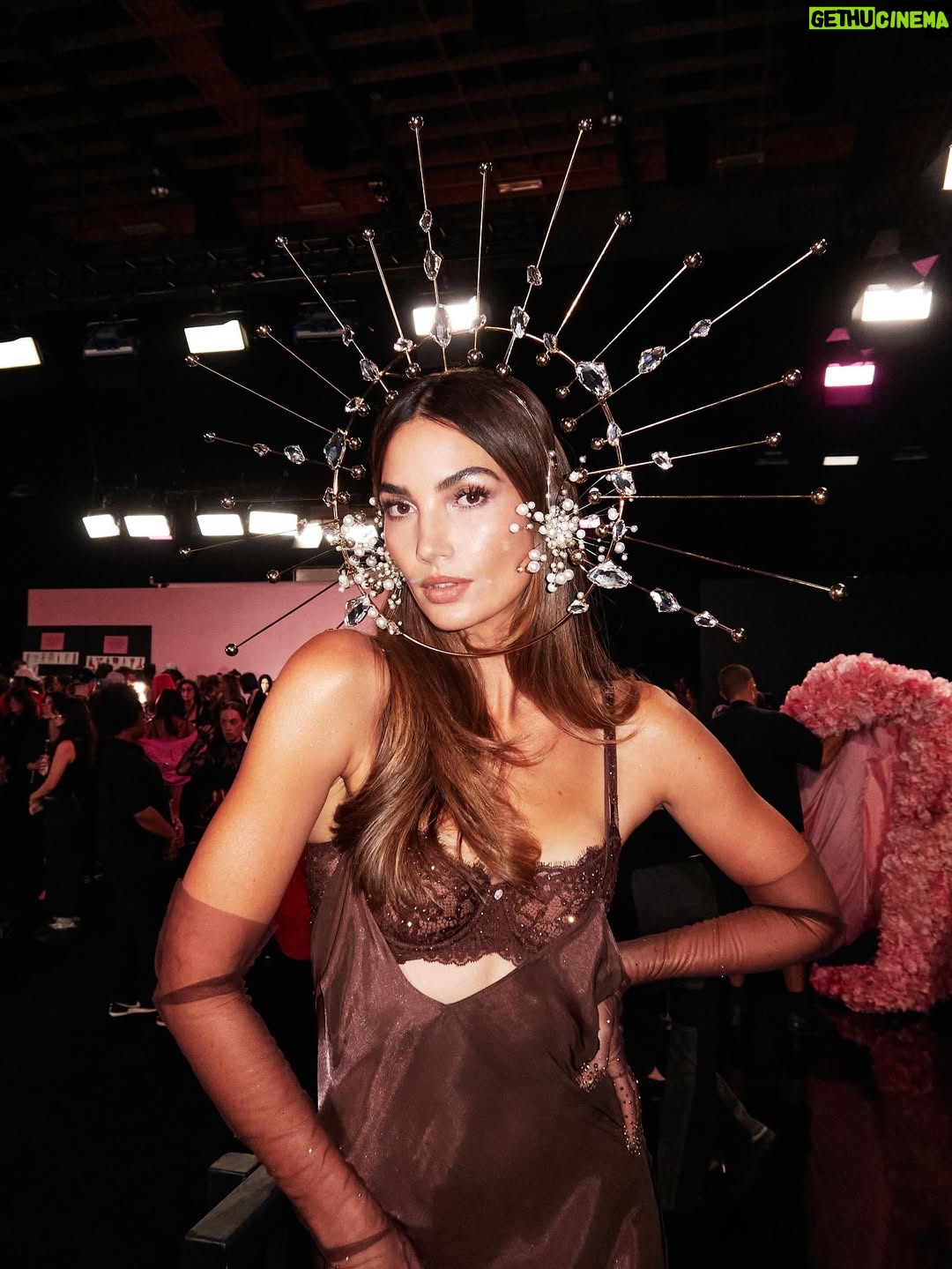 Lily Aldridge - 149.4K Likes - Backstage Moments @victoriassecret with my ❤️ @candiceswanepoel @doutzen 🪽💕
📸 @jeromeduran