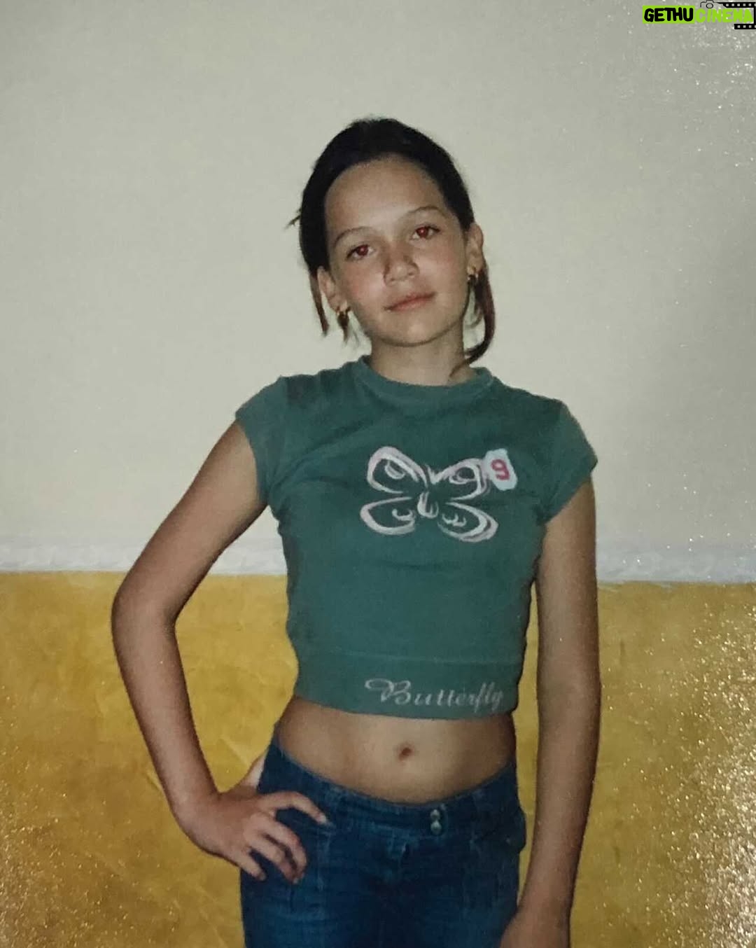 Lina Tejeiro - 453.8K Likes - Gracias vida por cada Lina que he sido. 
Por la niña que soñaba, la joven que se caía y se levantaba, la mujer que sigue creciendo y aprendiendo.
Gracias por las versiones que ya no soy y que ya no están, pero dejaron en mí lo mejor.
Gracias Dios por mi vida, gracias por mis padres, gracias mis hermanos y amigos; gracias por el amor que recibo de todas las personas que hacen parte de mi vida. 

Hoy abrazo mi historia, mi evolución y mi presente.
Hoy celebro mi vida. ♥️

GRACIAS GRACIAS GRACIAS.
