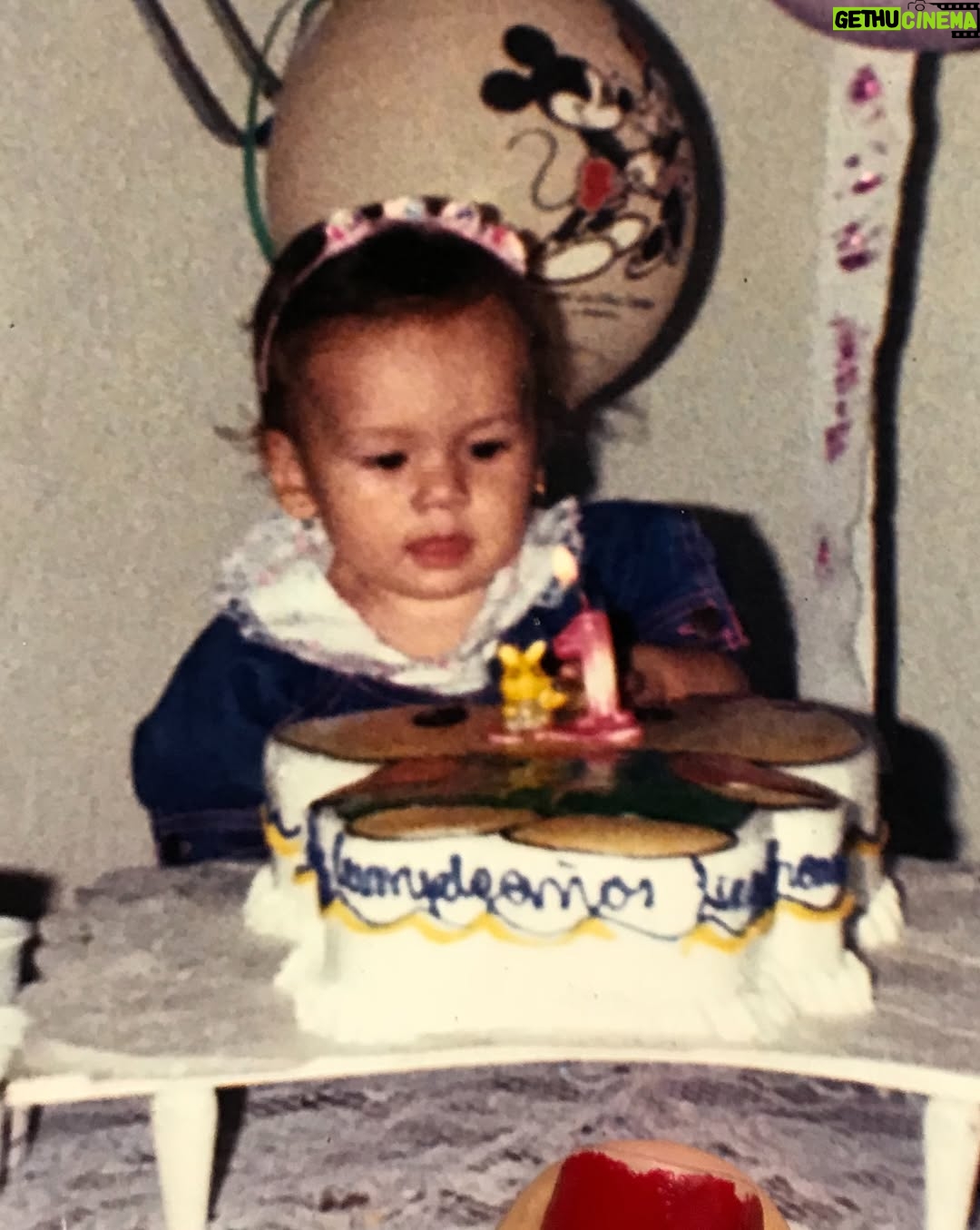 Lina Tejeiro - 453.8K Likes - Gracias vida por cada Lina que he sido. 
Por la niña que soñaba, la joven que se caía y se levantaba, la mujer que sigue creciendo y aprendiendo.
Gracias por las versiones que ya no soy y que ya no están, pero dejaron en mí lo mejor.
Gracias Dios por mi vida, gracias por mis padres, gracias mis hermanos y amigos; gracias por el amor que recibo de todas las personas que hacen parte de mi vida. 

Hoy abrazo mi historia, mi evolución y mi presente.
Hoy celebro mi vida. ♥️

GRACIAS GRACIAS GRACIAS.