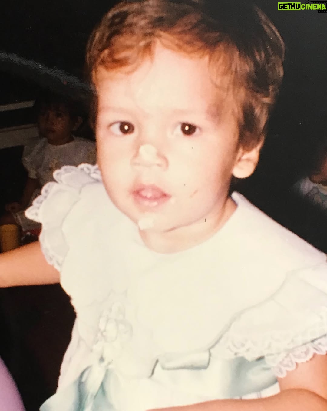 Lina Tejeiro - 453.8K Likes - Gracias vida por cada Lina que he sido. 
Por la niña que soñaba, la joven que se caía y se levantaba, la mujer que sigue creciendo y aprendiendo.
Gracias por las versiones que ya no soy y que ya no están, pero dejaron en mí lo mejor.
Gracias Dios por mi vida, gracias por mis padres, gracias mis hermanos y amigos; gracias por el amor que recibo de todas las personas que hacen parte de mi vida. 

Hoy abrazo mi historia, mi evolución y mi presente.
Hoy celebro mi vida. ♥️

GRACIAS GRACIAS GRACIAS.