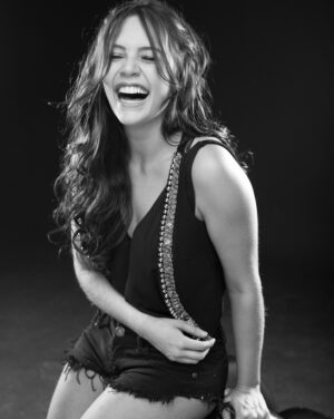 Lina Tejeiro Instagram - Gracias vida por cada Lina que he sido. 
Por la niña que soñaba, la joven que se caía y se levantaba, la mujer que sigue creciendo y aprendiendo.
Gracias por las versiones que ya no soy y que ya no están, pero dejaron en mí lo mejor.
Gracias Dios por mi vida, gracias por mis padres, gracias mis hermanos y amigos; gracias por el amor que recibo de todas las personas que hacen parte de mi vida. 

Hoy abrazo mi historia, mi evolución y mi presente.
Hoy celebro mi vida. ♥️

GRACIAS GRACIAS GRACIAS.