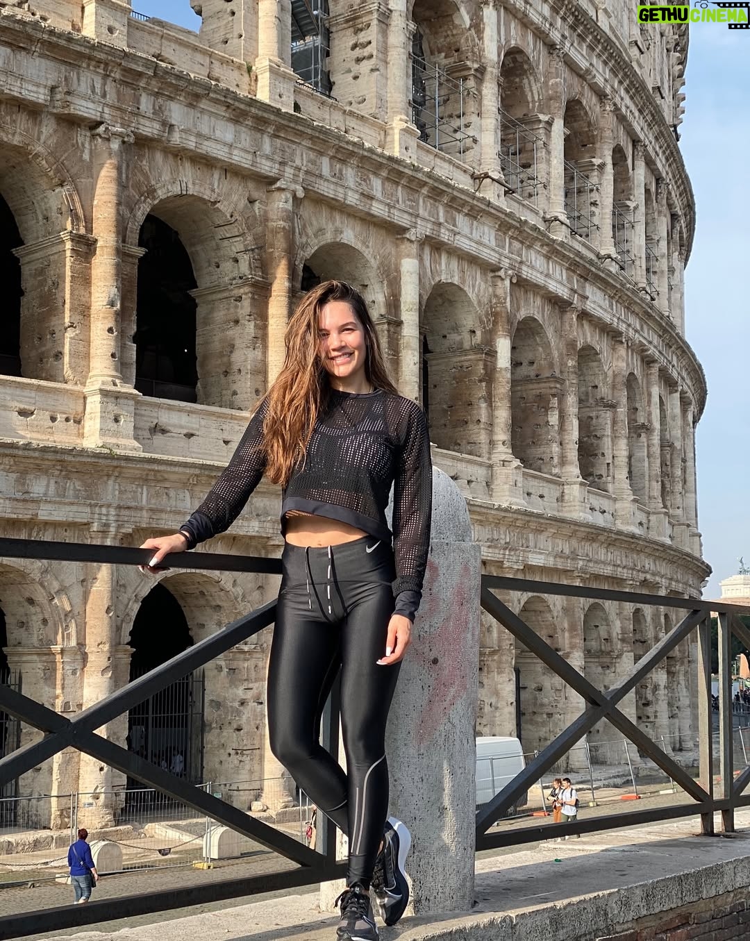 Lina Tejeiro - 453.8K Likes - Gracias vida por cada Lina que he sido. 
Por la niña que soñaba, la joven que se caía y se levantaba, la mujer que sigue creciendo y aprendiendo.
Gracias por las versiones que ya no soy y que ya no están, pero dejaron en mí lo mejor.
Gracias Dios por mi vida, gracias por mis padres, gracias mis hermanos y amigos; gracias por el amor que recibo de todas las personas que hacen parte de mi vida. 

Hoy abrazo mi historia, mi evolución y mi presente.
Hoy celebro mi vida. ♥️

GRACIAS GRACIAS GRACIAS.