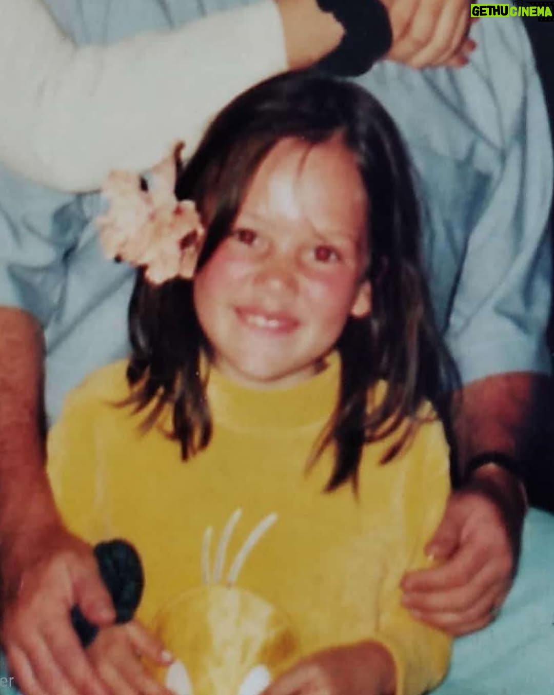 Lina Tejeiro - 453.8K Likes - Gracias vida por cada Lina que he sido. 
Por la niña que soñaba, la joven que se caía y se levantaba, la mujer que sigue creciendo y aprendiendo.
Gracias por las versiones que ya no soy y que ya no están, pero dejaron en mí lo mejor.
Gracias Dios por mi vida, gracias por mis padres, gracias mis hermanos y amigos; gracias por el amor que recibo de todas las personas que hacen parte de mi vida. 

Hoy abrazo mi historia, mi evolución y mi presente.
Hoy celebro mi vida. ♥️

GRACIAS GRACIAS GRACIAS.
