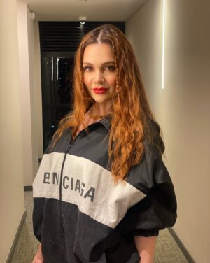 Lina Tejeiro Instagram - Gracias vida por cada Lina que he sido. 
Por la niña que soñaba, la joven que se caía y se levantaba, la mujer que sigue creciendo y aprendiendo.
Gracias por las versiones que ya no soy y que ya no están, pero dejaron en mí lo mejor.
Gracias Dios por mi vida, gracias por mis padres, gracias mis hermanos y amigos; gracias por el amor que recibo de todas las personas que hacen parte de mi vida. 

Hoy abrazo mi historia, mi evolución y mi presente.
Hoy celebro mi vida. ♥️

GRACIAS GRACIAS GRACIAS.