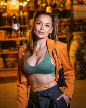Lina Tejeiro Instagram - Gracias vida por cada Lina que he sido. 
Por la niña que soñaba, la joven que se caía y se levantaba, la mujer que sigue creciendo y aprendiendo.
Gracias por las versiones que ya no soy y que ya no están, pero dejaron en mí lo mejor.
Gracias Dios por mi vida, gracias por mis padres, gracias mis hermanos y amigos; gracias por el amor que recibo de todas las personas que hacen parte de mi vida. 

Hoy abrazo mi historia, mi evolución y mi presente.
Hoy celebro mi vida. ♥️

GRACIAS GRACIAS GRACIAS.