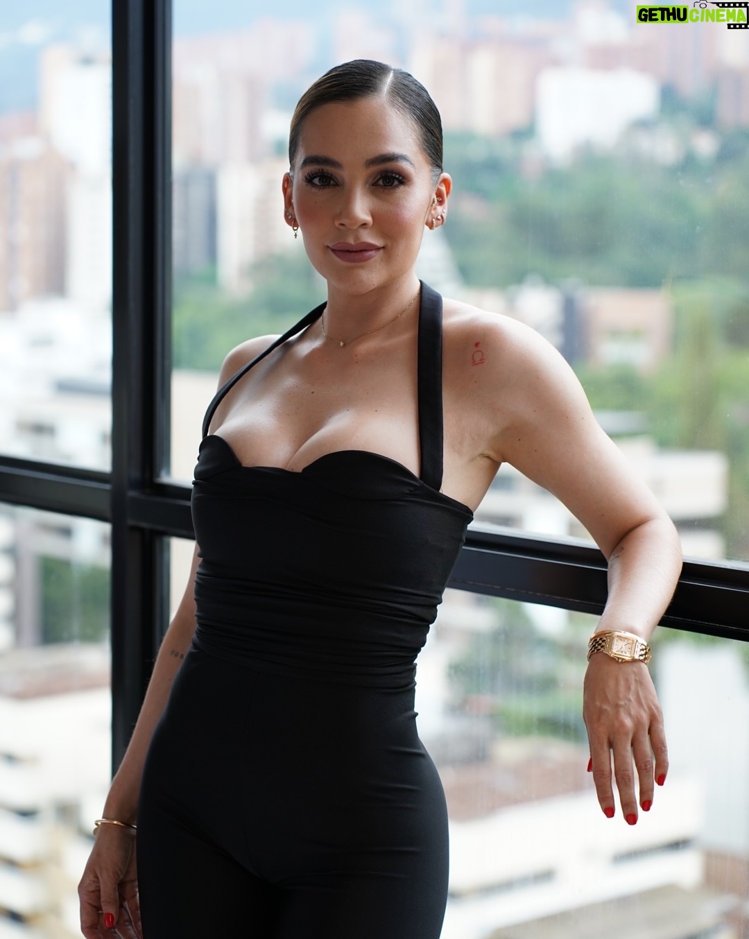 Lina Tejeiro - 453.8K Likes - Gracias vida por cada Lina que he sido. 
Por la niña que soñaba, la joven que se caía y se levantaba, la mujer que sigue creciendo y aprendiendo.
Gracias por las versiones que ya no soy y que ya no están, pero dejaron en mí lo mejor.
Gracias Dios por mi vida, gracias por mis padres, gracias mis hermanos y amigos; gracias por el amor que recibo de todas las personas que hacen parte de mi vida. 

Hoy abrazo mi historia, mi evolución y mi presente.
Hoy celebro mi vida. ♥️

GRACIAS GRACIAS GRACIAS.