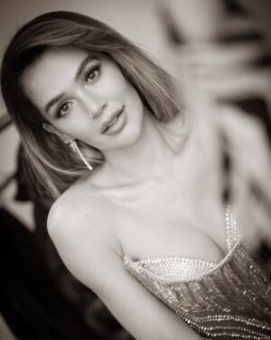 Lina Tejeiro Instagram - Gracias vida por cada Lina que he sido. 
Por la niña que soñaba, la joven que se caía y se levantaba, la mujer que sigue creciendo y aprendiendo.
Gracias por las versiones que ya no soy y que ya no están, pero dejaron en mí lo mejor.
Gracias Dios por mi vida, gracias por mis padres, gracias mis hermanos y amigos; gracias por el amor que recibo de todas las personas que hacen parte de mi vida. 

Hoy abrazo mi historia, mi evolución y mi presente.
Hoy celebro mi vida. ♥️

GRACIAS GRACIAS GRACIAS.