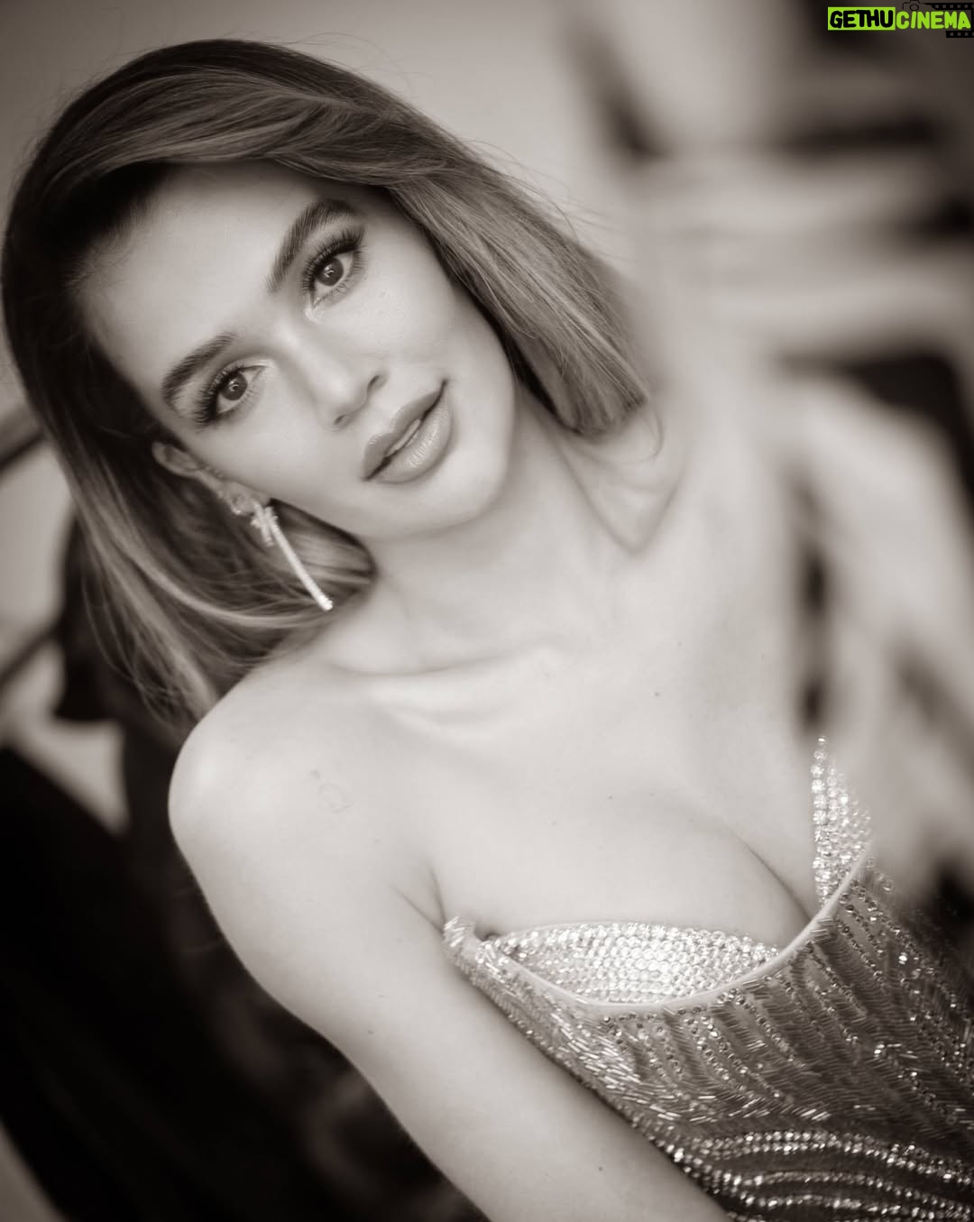 Lina Tejeiro - 453.8K Likes - Gracias vida por cada Lina que he sido. 
Por la niña que soñaba, la joven que se caía y se levantaba, la mujer que sigue creciendo y aprendiendo.
Gracias por las versiones que ya no soy y que ya no están, pero dejaron en mí lo mejor.
Gracias Dios por mi vida, gracias por mis padres, gracias mis hermanos y amigos; gracias por el amor que recibo de todas las personas que hacen parte de mi vida. 

Hoy abrazo mi historia, mi evolución y mi presente.
Hoy celebro mi vida. ♥️

GRACIAS GRACIAS GRACIAS.