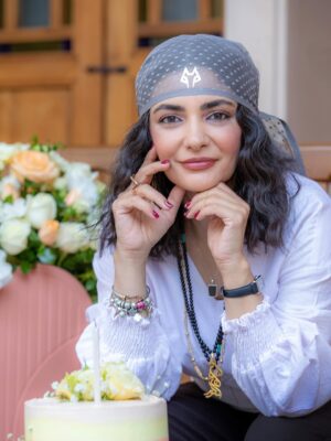 Linda Kiani Instagram - تو از زمان تولد درون من بودی
وگرنه عشق که اینقدر اتفاقی نیست
پَس بُلند ميشوم
تا زود
دير نشده
بر ميخيزم
آرزوها منتظرن
تا من بَرآورده شان كنم…
۲۳/شهریور/۱۴۰۴
