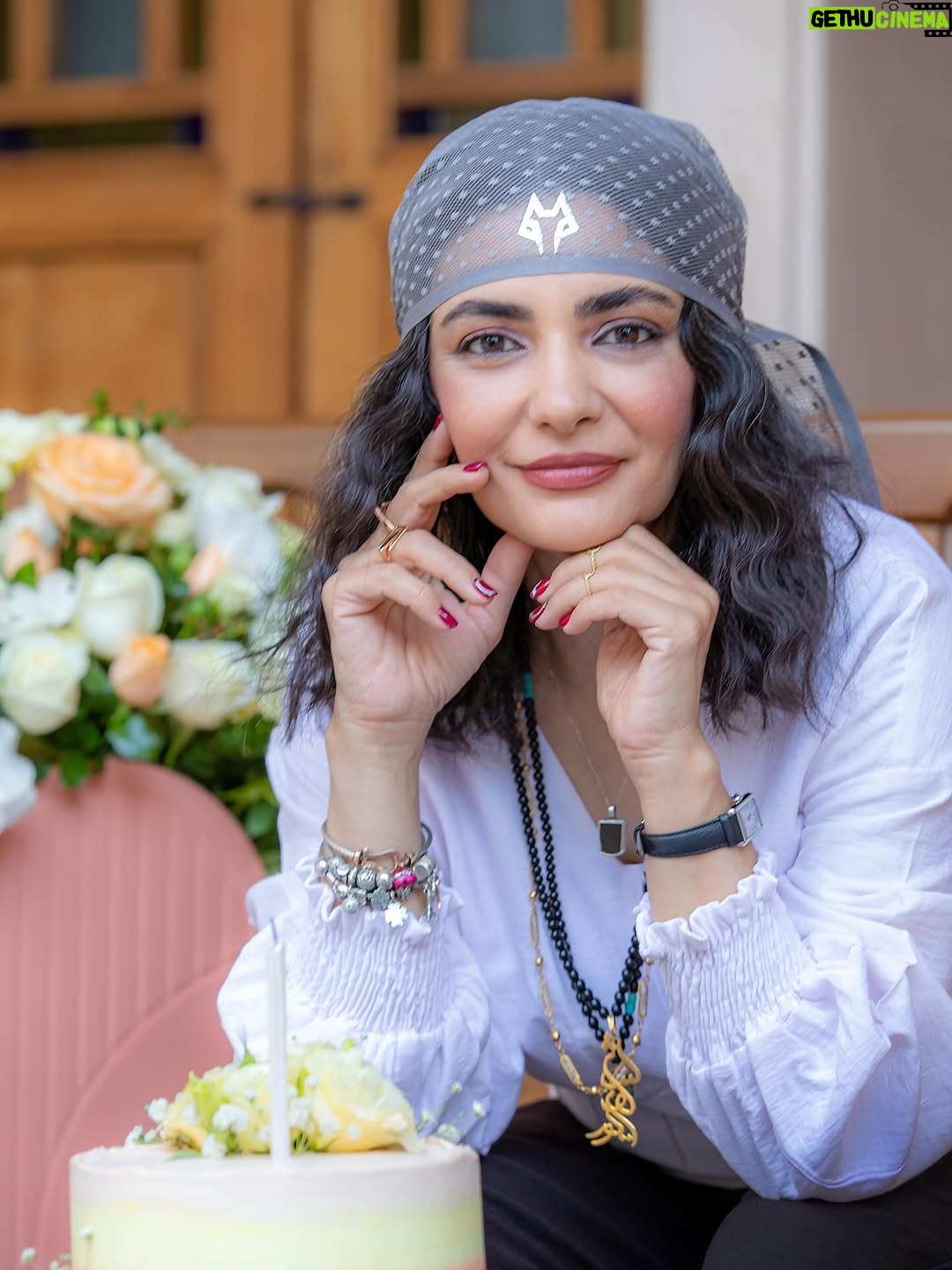 Linda Kiani - 110K Likes - ‎تو از زمان تولد درون من بودی 

‎وگرنه عشق که اینقدر اتفاقی نیست
پَس بُلند ميشوم
تا زود
 دير نشده 
بر ميخيزم
آرزوها منتظرن
 تا من بَرآورده شان كنم…

۲۳/شهریور/۱۴۰۴