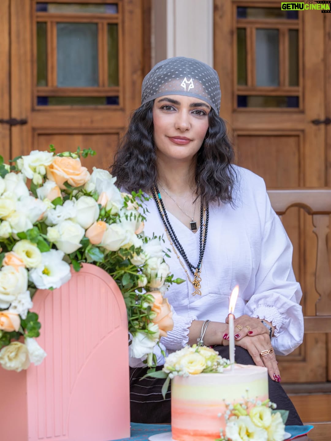Linda Kiani - 110K Likes - ‎تو از زمان تولد درون من بودی 

‎وگرنه عشق که اینقدر اتفاقی نیست
پَس بُلند ميشوم
تا زود
 دير نشده 
بر ميخيزم
آرزوها منتظرن
 تا من بَرآورده شان كنم…

۲۳/شهریور/۱۴۰۴
