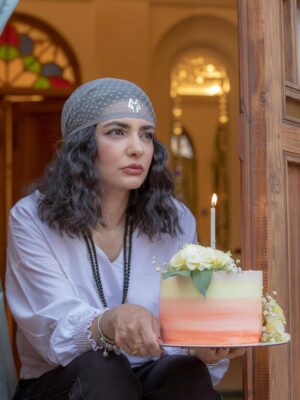 Linda Kiani Instagram - تو از زمان تولد درون من بودی
وگرنه عشق که اینقدر اتفاقی نیست
پَس بُلند ميشوم
تا زود
دير نشده
بر ميخيزم
آرزوها منتظرن
تا من بَرآورده شان كنم…
۲۳/شهریور/۱۴۰۴