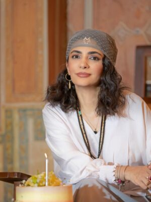Linda Kiani Instagram - تو از زمان تولد درون من بودی
وگرنه عشق که اینقدر اتفاقی نیست
پَس بُلند ميشوم
تا زود
دير نشده
بر ميخيزم
آرزوها منتظرن
تا من بَرآورده شان كنم…
۲۳/شهریور/۱۴۰۴