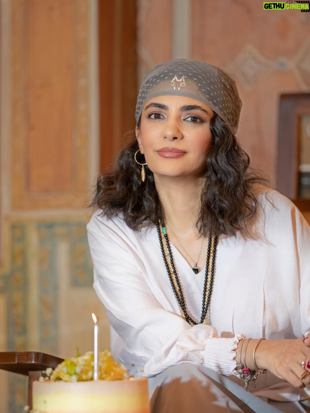 Linda Kiani - 110K Likes - ‎تو از زمان تولد درون من بودی 

‎وگرنه عشق که اینقدر اتفاقی نیست
پَس بُلند ميشوم
تا زود
 دير نشده 
بر ميخيزم
آرزوها منتظرن
 تا من بَرآورده شان كنم…

۲۳/شهریور/۱۴۰۴