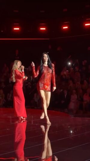 Lisa Rinna Instagram - @voguemagazine repost 🙌🏼
Let's hear it for the back of the dress! @ameliagray took tonight's @victoriassecret runway by storm with a little help from @karolg. ❤️❤️❤️❤️#grace #confidence #kindness #strength