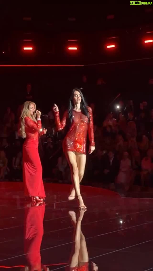Lisa Rinna - 43.9K Likes - @voguemagazine repost 🙌🏼
Let's hear it for the back of the dress! @ameliagray took tonight's @victoriassecret runway by storm with a little help from @karolg. ❤️❤️❤️❤️#grace #confidence #kindness #strength