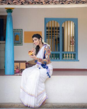 Lisha Chinnu Instagram - Onam shoot 🌺
.
.
Saree (brand) @the_nooll_company
Blouses @labelswarupa
Photographer @ajay_shadowsphotography @shadowsphotographyy
Muah @jay_chennai_makeupartist
Jewellery @girltreasures_gt