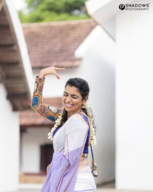Lisha Chinnu Instagram - Onam shoot 🌺
.
.
Saree (brand) @the_nooll_company
Blouses @labelswarupa
Photographer @ajay_shadowsphotography @shadowsphotographyy
Muah @jay_chennai_makeupartist
Jewellery @girltreasures_gt