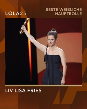 Liv Lisa Fries Instagram - Eine Figur mit Tiefe, Feinheit und emotionaler Wucht – eindrucksvoll verkörpert.
Der Deutsche Filmpreis für die Beste Weibliche Hauptrolle geht in diesem Jahr an Liv Lisa Fries für IN LIEBE, EURE HILDE. Eine herausragende Leistung – wir gratulieren!
📸: Eventpress
#Lola25 #Filmpreis #DeutscherFilmpreis #Preis #FilmAward #InLiebeEureHilde #LivLisaFries
