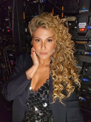 Lívia Andrade Instagram - Domingãoooooo AO VIVO e a cores... 📺🖤🌟