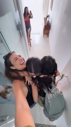 Lívia Inhudes Instagram - E a dinda da Estella vai ser? 🤣🩷👼🏻👩‍🍼