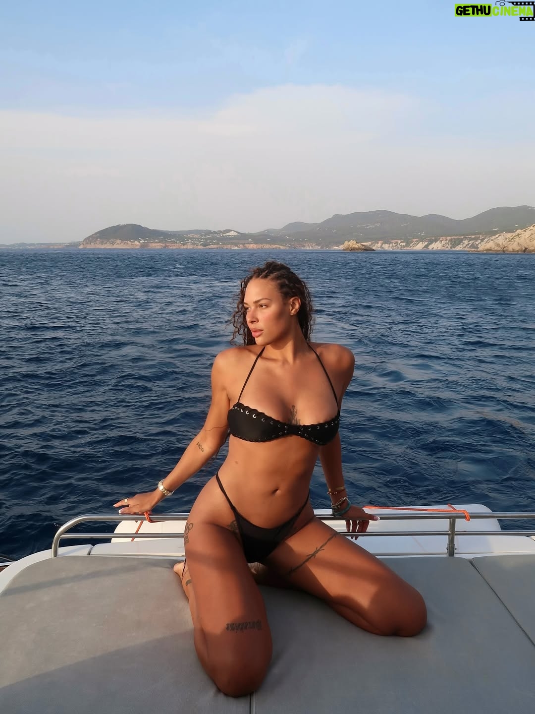 Liz Cambage - 53.1K Likes - last boat day of another amazing summer 🥺❣️✨
