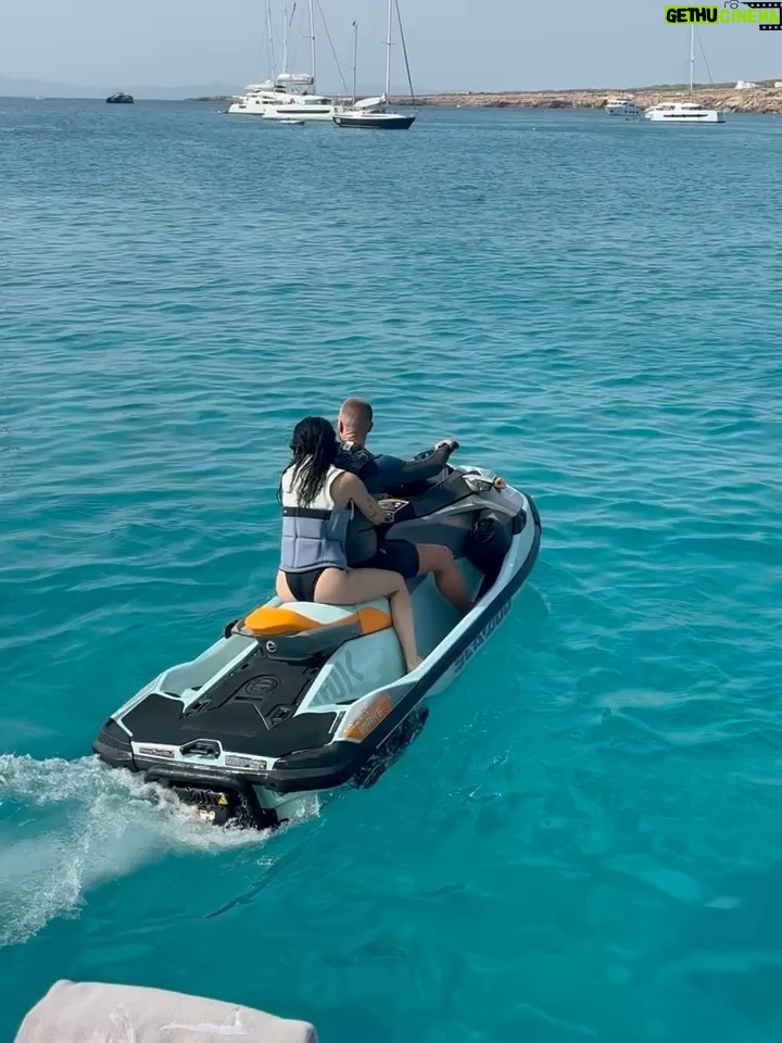 Liz Cambage - 53.1K Likes - last boat day of another amazing summer 🥺❣️✨