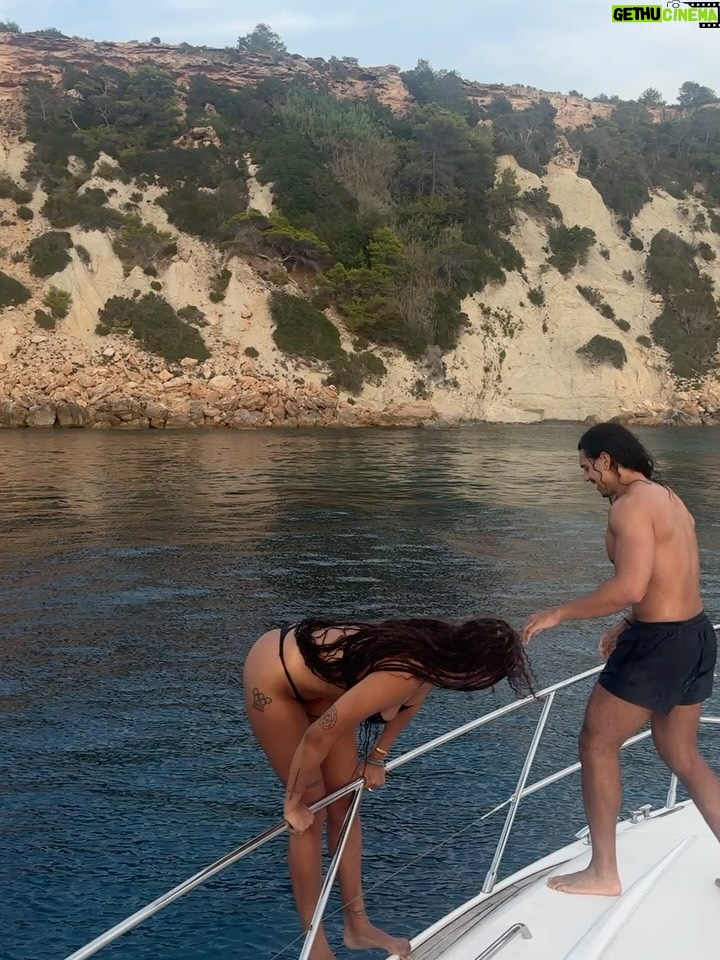 Liz Cambage - 53.1K Likes - last boat day of another amazing summer 🥺❣️✨