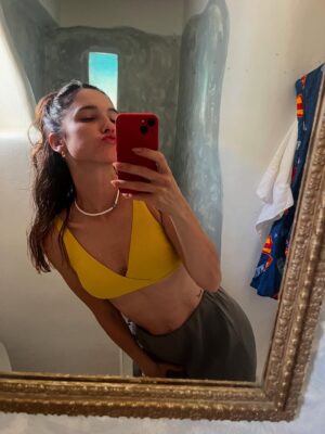 Lodovica Comello Instagram - Mangiare, dormire, nuotare, repeat.