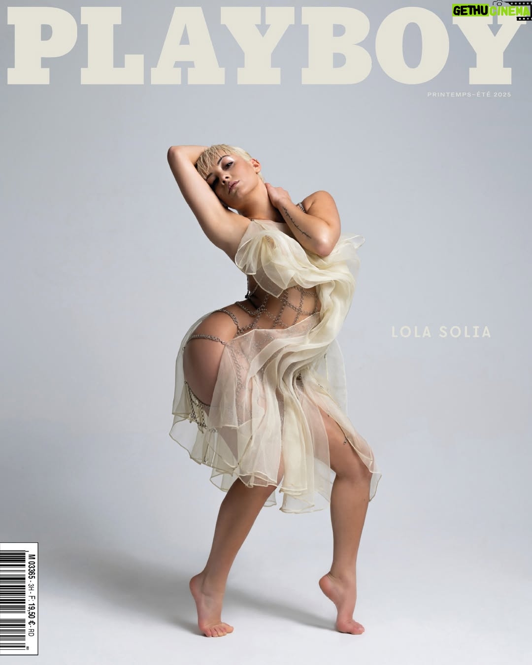 Lola Antolinos - 3.1K Likes - SORTIE DU MAGAZINE OFFICIEL "PRINTEMPS-ÉTÉ 2025" | Jamais deux sans trois ! Nous revoilà ! Notre numéro, déjà historique, « Hiver 2024 », paru en décembre dernier, a fait couler autant d’encre que de bave aux coins des lèvres de ceux qui n’ont pas voulu voir et qui ont fait semblant de ne pas comprendre. Le coup a été fait ! Comprenne qui pourra ! Maintenant, on passe à autre chose.
Pour célébrer la fin du printemps et l’été radieux qui arrive, cette autre chose, c’est la musique ! Sans être officiellement un numéro spécial, nous plaçons cette édition sous l’égide de la musique, cette splendeur qui, à rebours des discours bavards, dit tout mais sans rien avoir à dire de déterminé.
Après avoir déjà eu au sommaire de nos précédents numéros Nick Cave, Axl Rose, Élodie Frégé, YOSHIKI, Lenny Kravitz ou encore Kanye West, nous avons décidé d’offrir notre couverture, et la parole qui va avec, à des jeunes artistes féminines françaises et émergentes. Bienvenue à Lola Solia (@lolasolia) : une chanteuse à la voix douce et mutine, une danseuse professionnelle monstrueuse, mais aussi une jeune femme avec une histoire rare et passionnante, ancienne candidate de la fameuse saison à succès de Star Academy, qui a déjà réussi à remodeler toute seule son image – la preuve ! –, à la Miley Cyrus, pour devenir demain, peut-être, la Tate McRae, en plus intellectuelle et raffinée, hexagonale ! Lola fait également paraître ce jour son single « Playgirl » ! 
Au milieu d’autres sujets autour de la musique, on ne trahit pas l’ADN du magazine qui continue d’aller se frotter aussi bien à la sublimation continuelle de la beauté féminine qu’à la parole culturelle plus politique ou polémique à une époque tragique qui ne demande que ça : la beauté, la recherche de la vérité et le courage.

🔗 playboy.fr/numero-printemps-ete-2025-lola-solia
Aussi présent en kiosques.

CEO : @itsdavidkane 
Rédacteur en chef : @david.vesper 
Directeur artistique : @j_vesper
 
Photo : @fxpelissier
Direction artistique & stylisme du shoot : @lemarquandlaura

Remerciements infinis : @galerieparadis.paris & @johan_delpuech