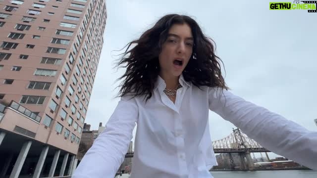 Lorde - 620.9K Likes - My new music video What Was That. As little between us as possible. Aliveness over prowess. Naïveté over disenchantment. I LOVE YOU WE START HERE 𝑳ĿŁု⑷♶