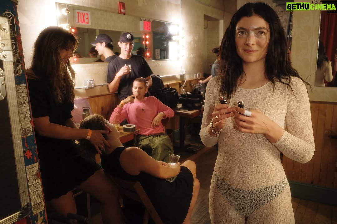 Lorde - 413.4K Likes - Played Virgin in full at Baby’s last night